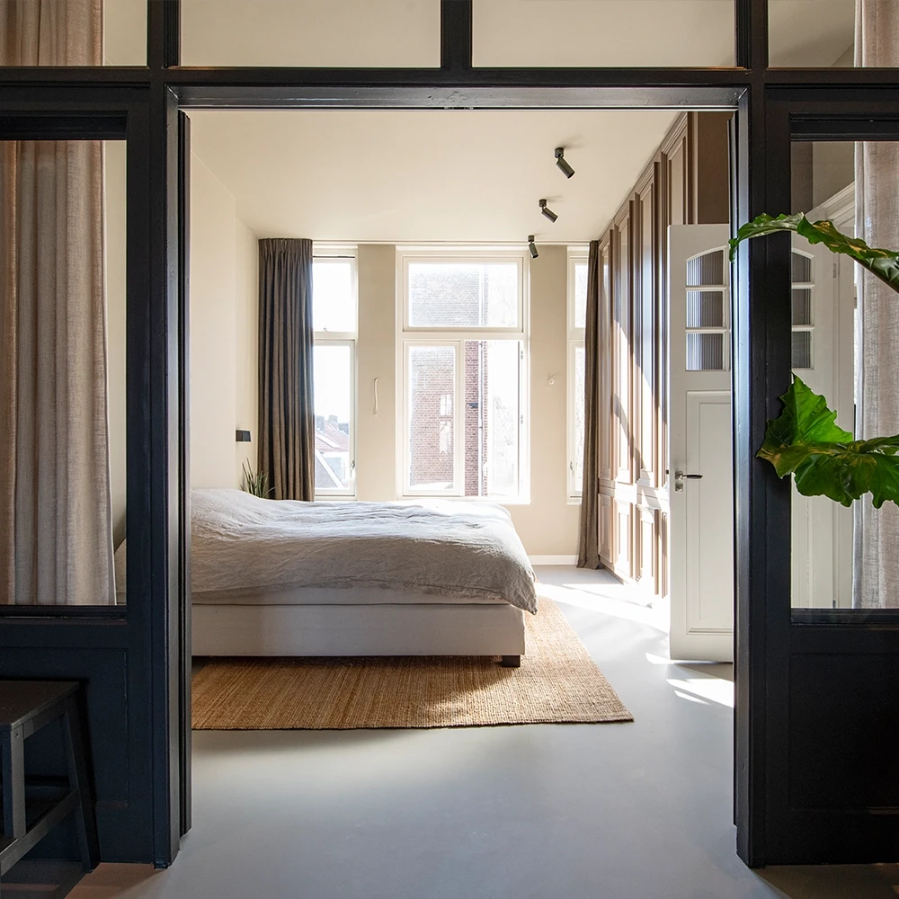Binnenkijkers - PU gietvloer slaapkamer - appartement Amsterdam